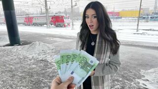 Публичный агент - Красавица трахается в поезде за деньги порно